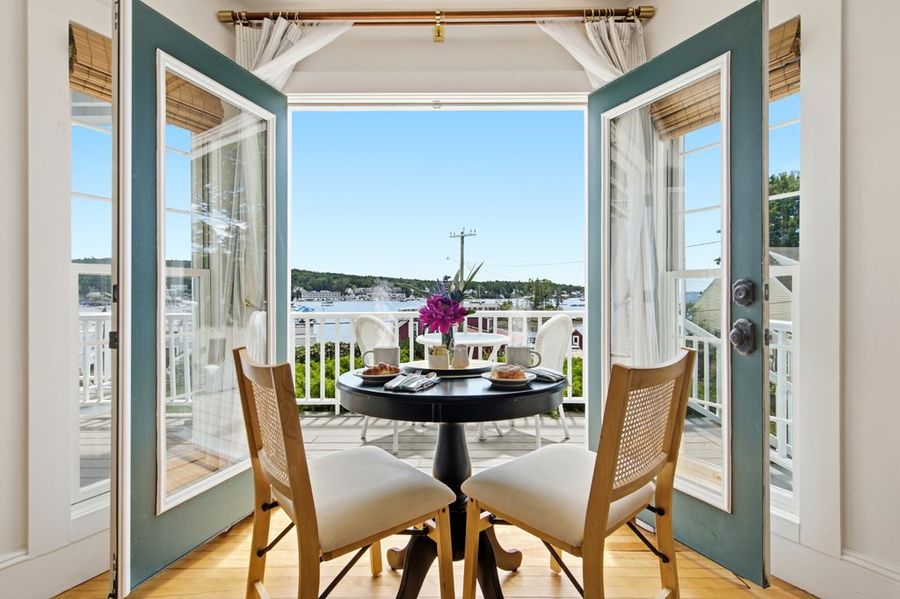 Turret breakfast nook, room 13