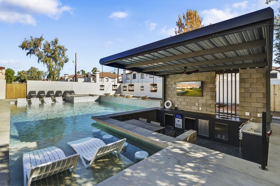 Swim-up pool bar