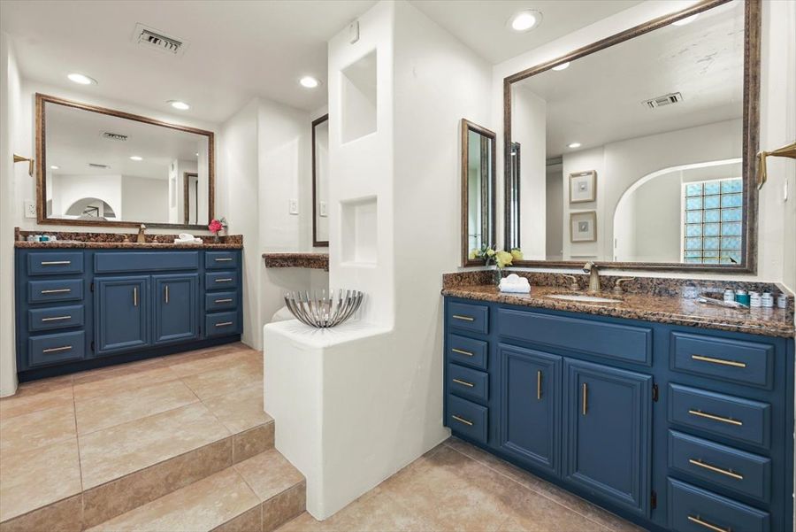 Primary bath, dual vanities
