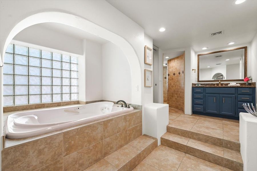 Primary bath spa detail