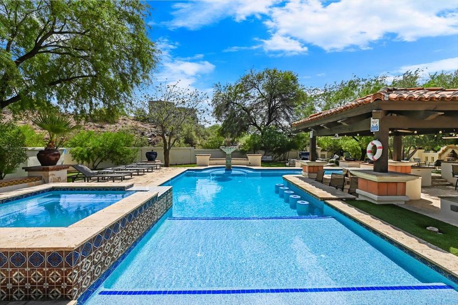 Walk-in pool entry