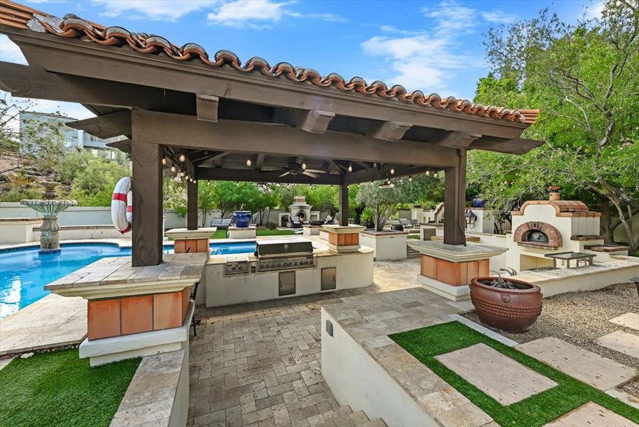 Poolside grill and outdoor kitchen